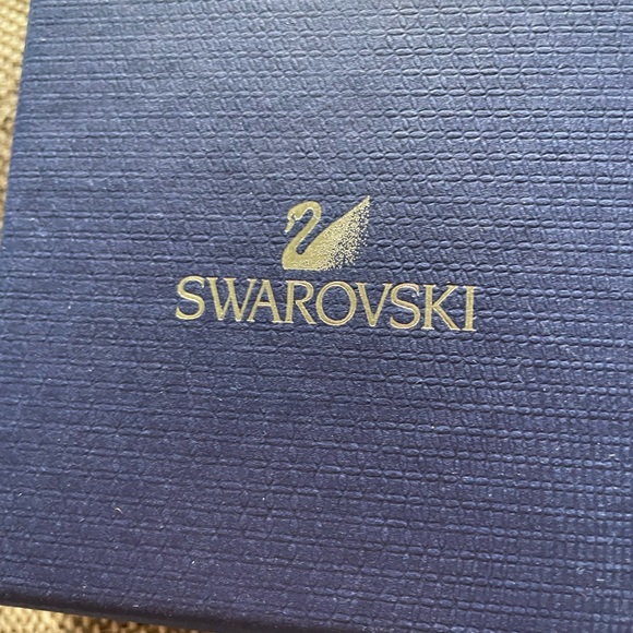 New - Swarovski Pink necklace and earrings - Picture 2 of 3